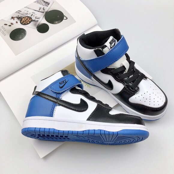 Nike SB Dunk Low Low-Top Sneakers In Black And White - Picture 3 of 9